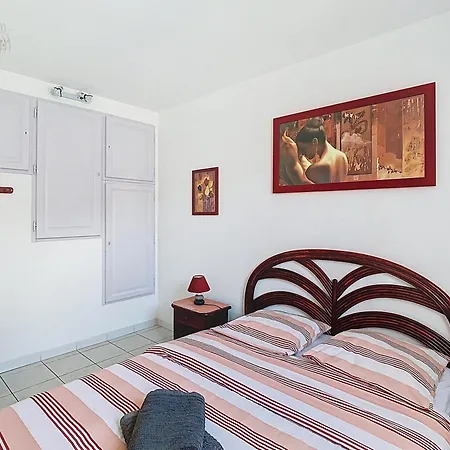 Petit Coin De Paradis Dans Avec Piscine Vias